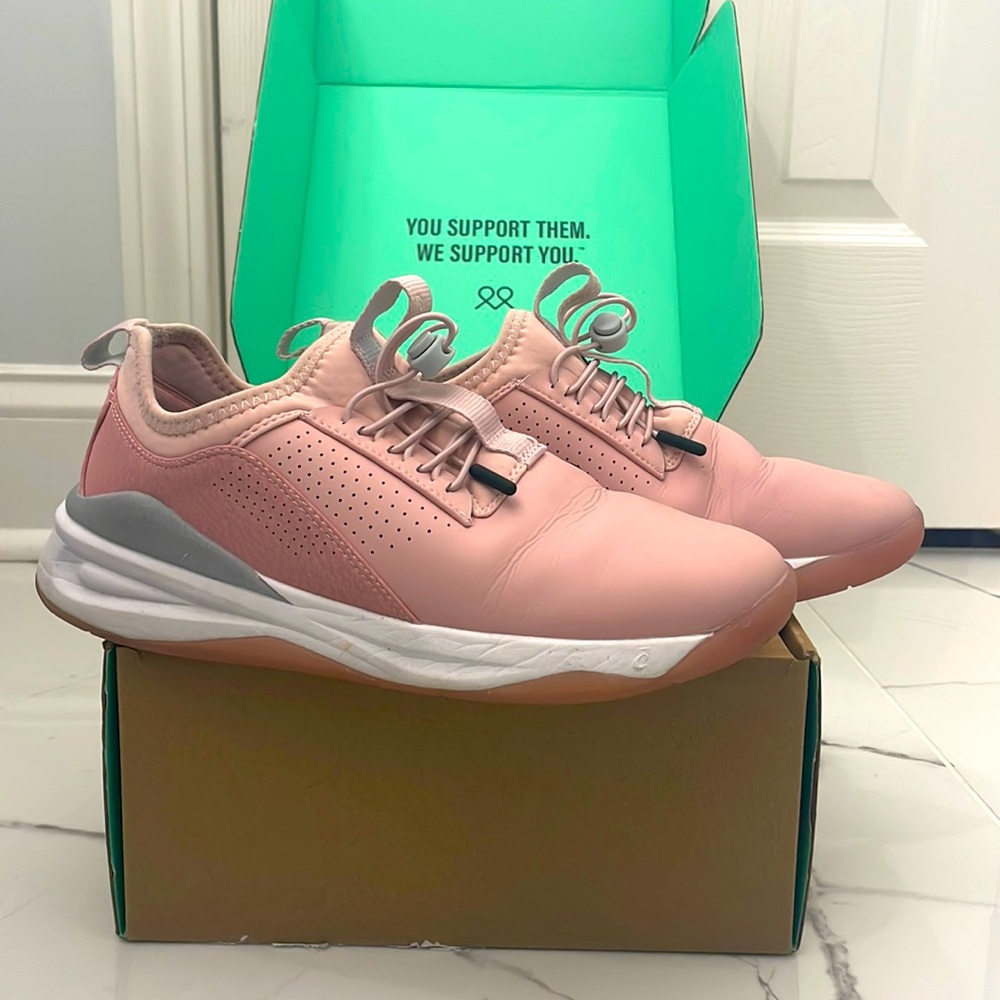 Women’s pink up Clove shoes size 7.5W